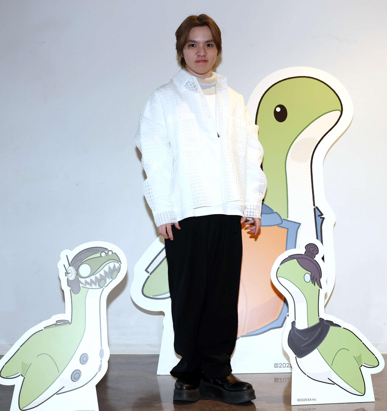 ApexLegendsファン感謝祭で試合出場し、記念撮影する宇野昌磨さん（撮影・浅見桂子）