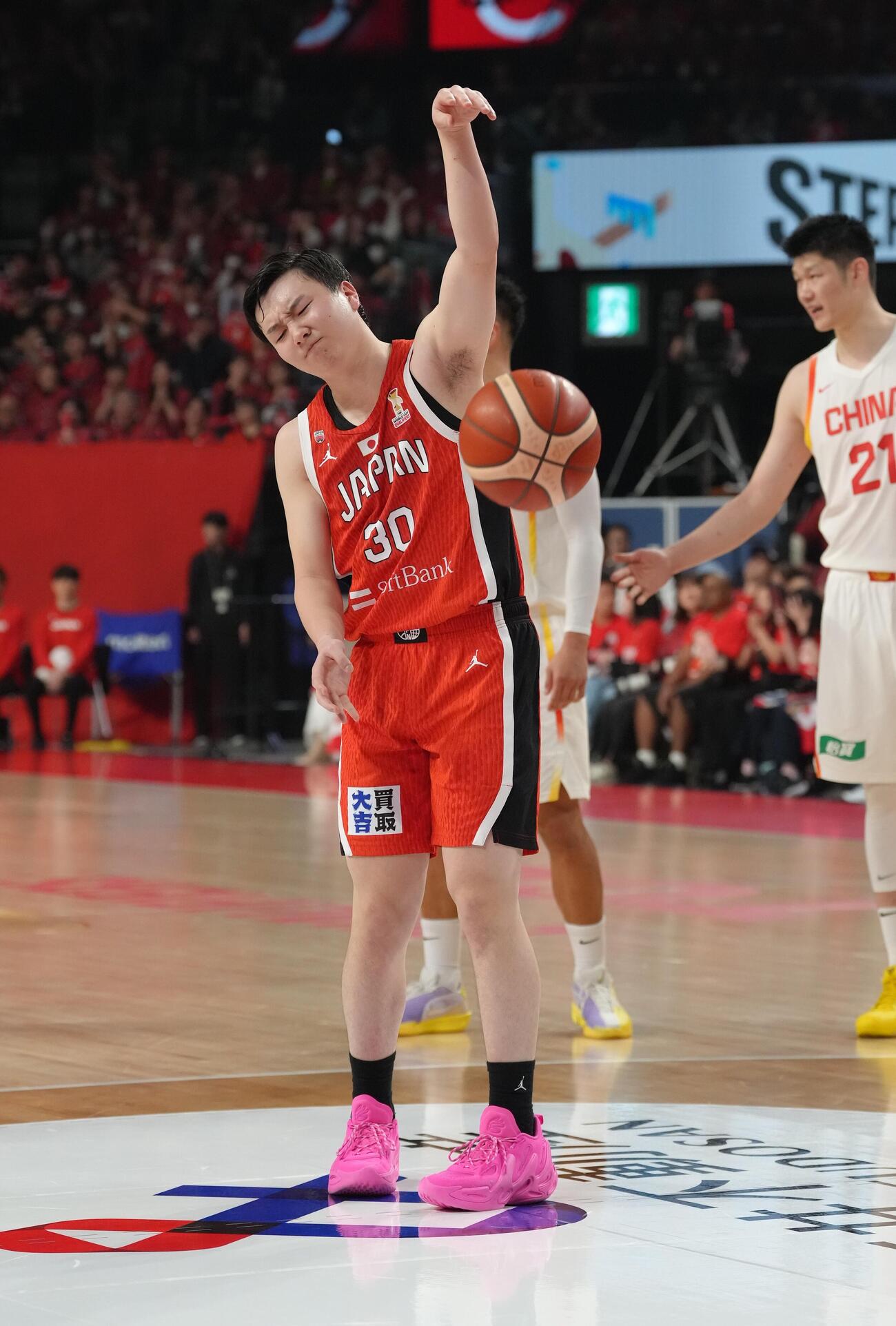 日本対中国　フリースローを外し悔しがる富永（撮影・足立雅史）
