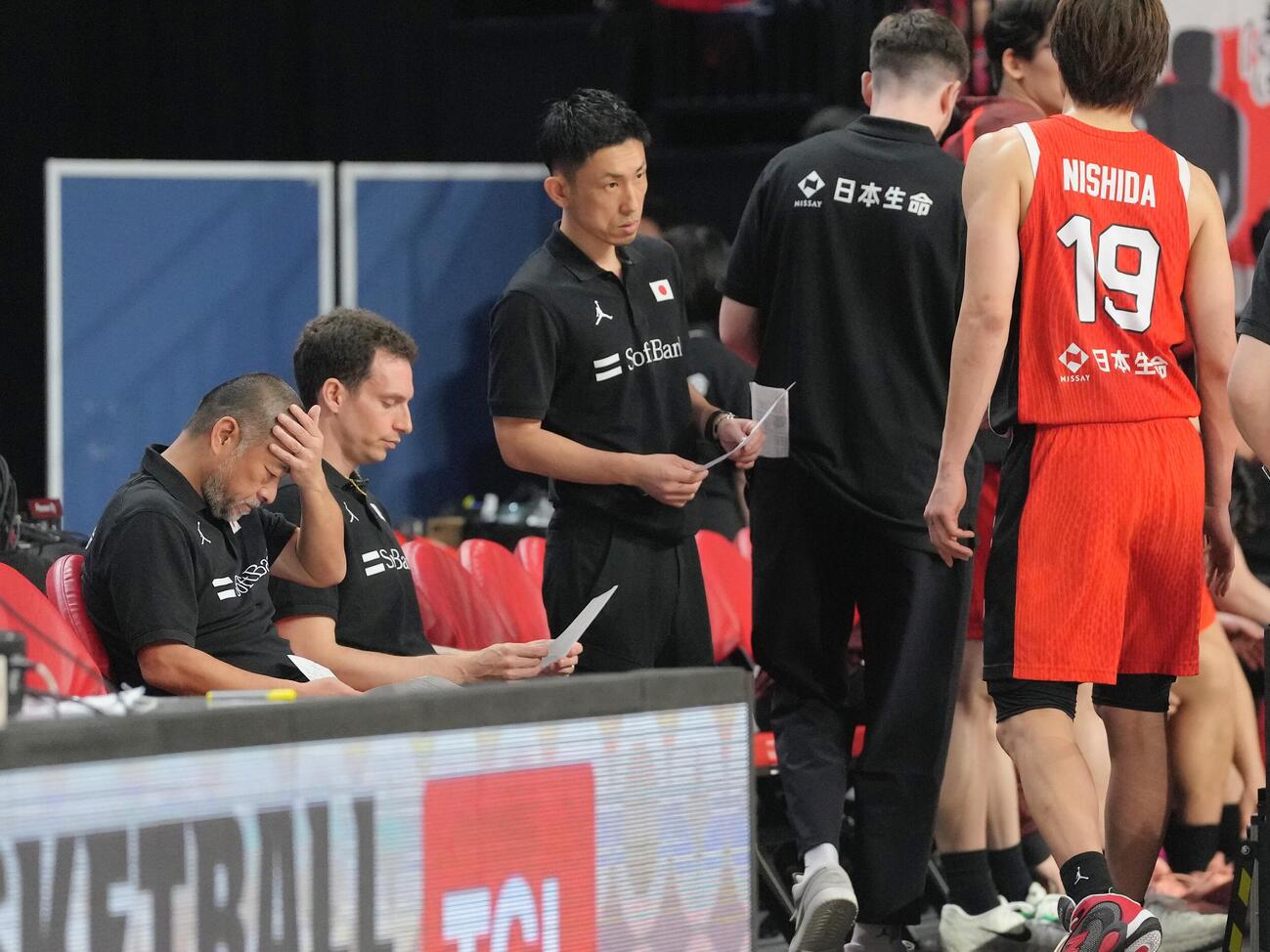 日本対中国　中国に敗れ厳しい表情を見せる桶谷監督（左端）（撮影・足立雅史）