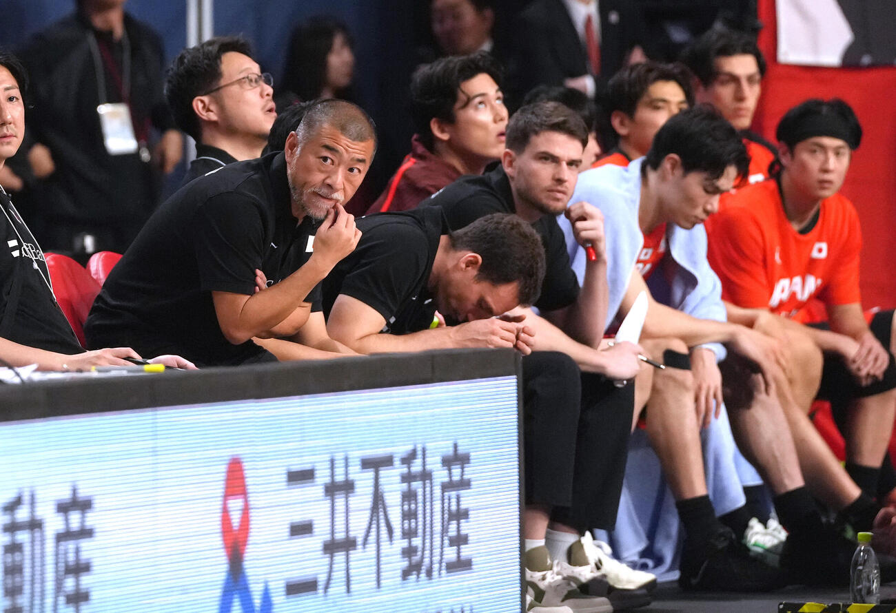 日本対中国　第4Q、戦況を見つめる桶谷監督（左端）（撮影・足立雅史）