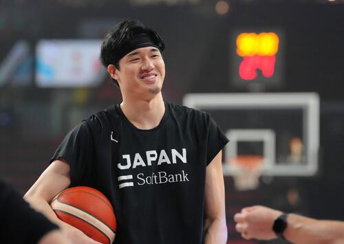 試合前、笑顔を見せる渡辺雄（撮影・足立雅史）