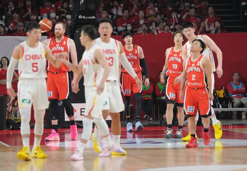 日本対中国　第4Q、得点を奪われ厳しい表情を見せる渡辺雄（中央）ら（撮影・足立雅史）