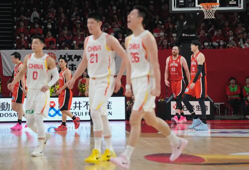 日本対中国　第4Q、得点を奪われ厳しい表情を見せる渡辺雄（右端）ら（撮影・足立雅史）