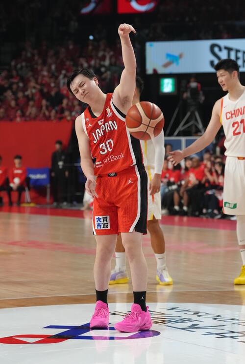 日本対中国　フリースローを外し悔しがる富永（撮影・足立雅史）