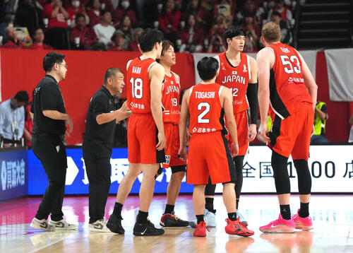 日本対中国　第4Q、選手たちに声をかける桶谷監督（左から2人目）（撮影・足立雅史）