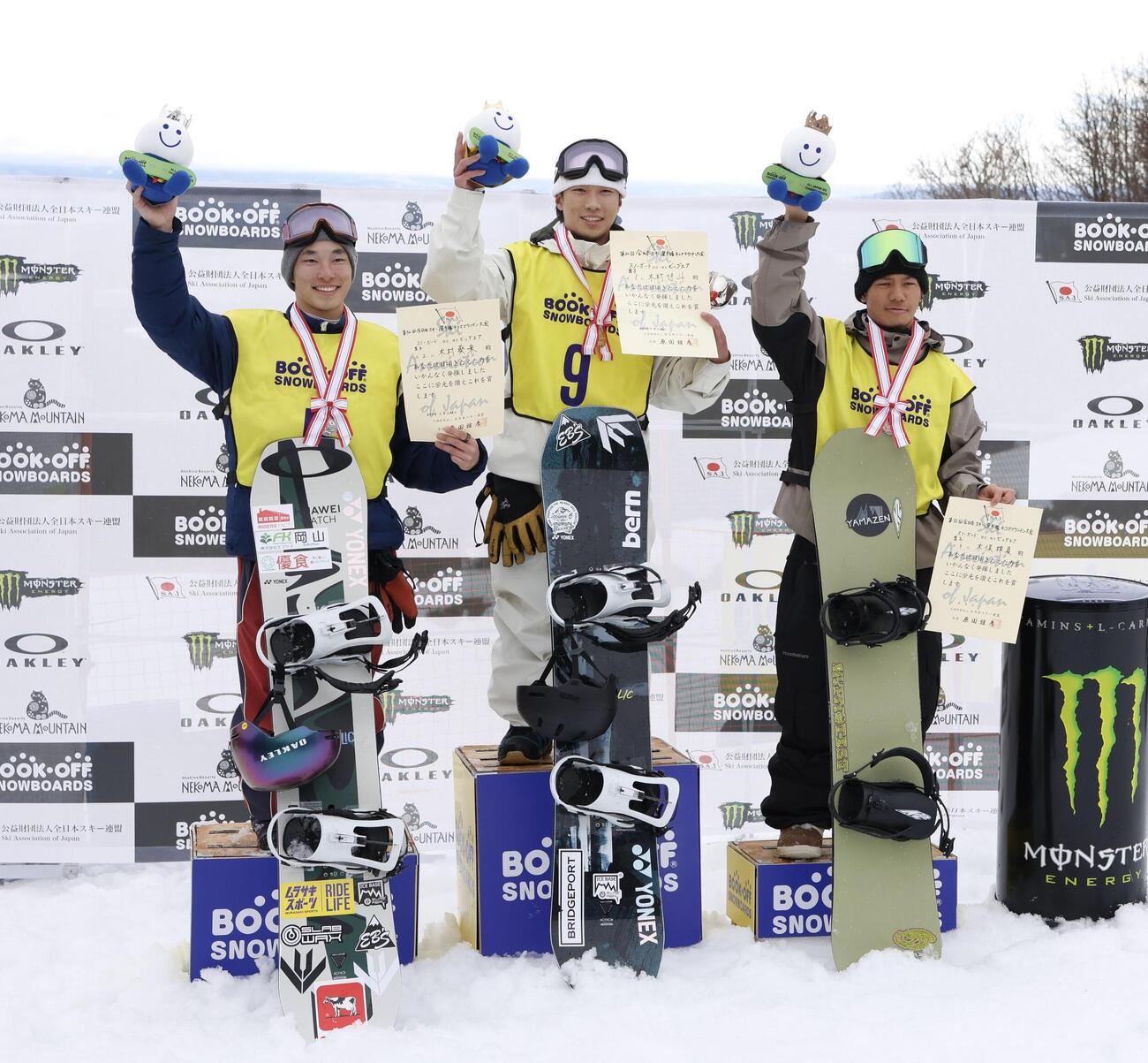 表彰式でポーズをとる優勝した木村悠斗、2位の木村葵来、3位の木俣椋真（共同）