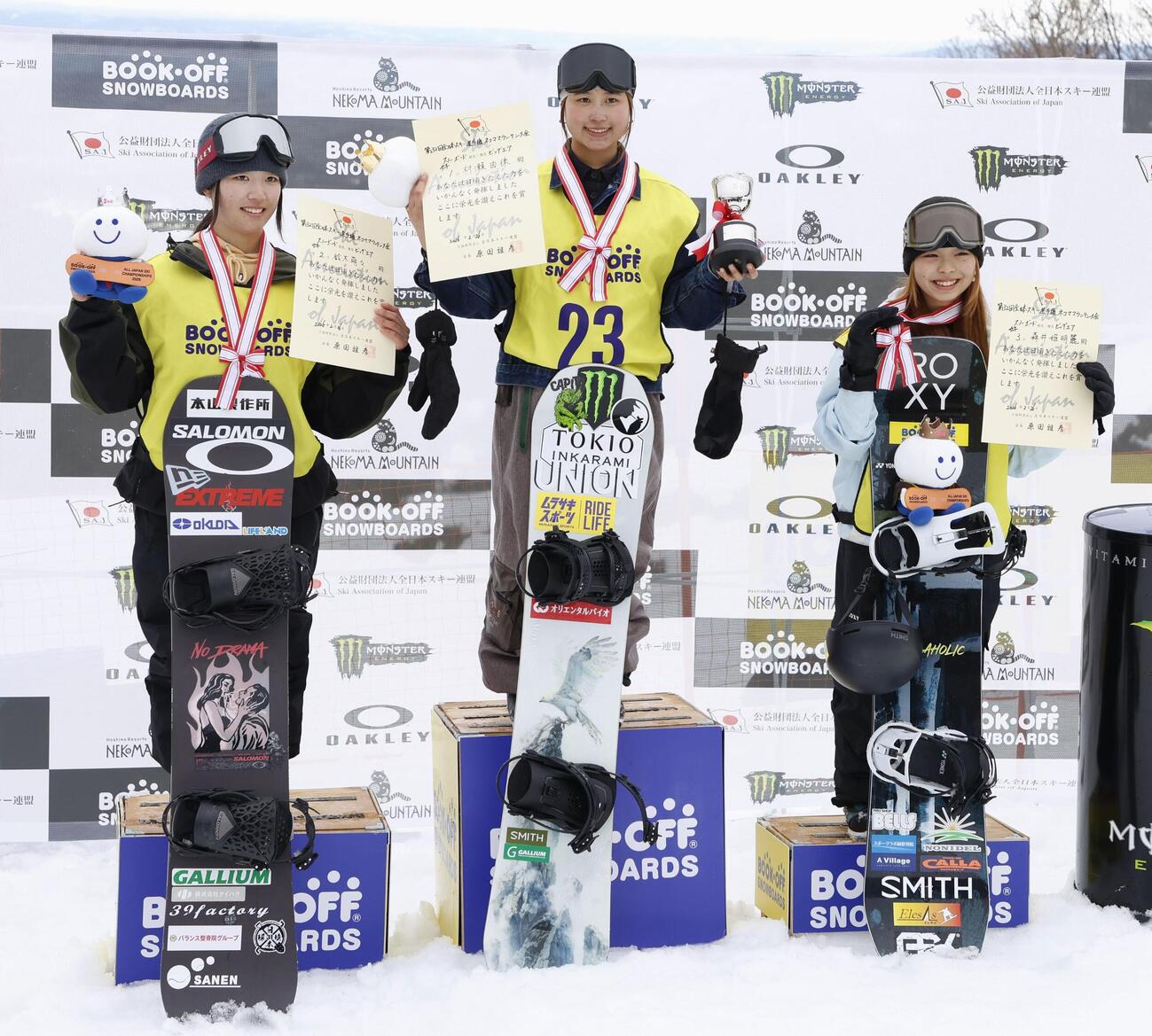 表彰式でポーズをとる優勝した村瀬由徠、2位の鈴木萌々、3位の森井姫明麗（共同）