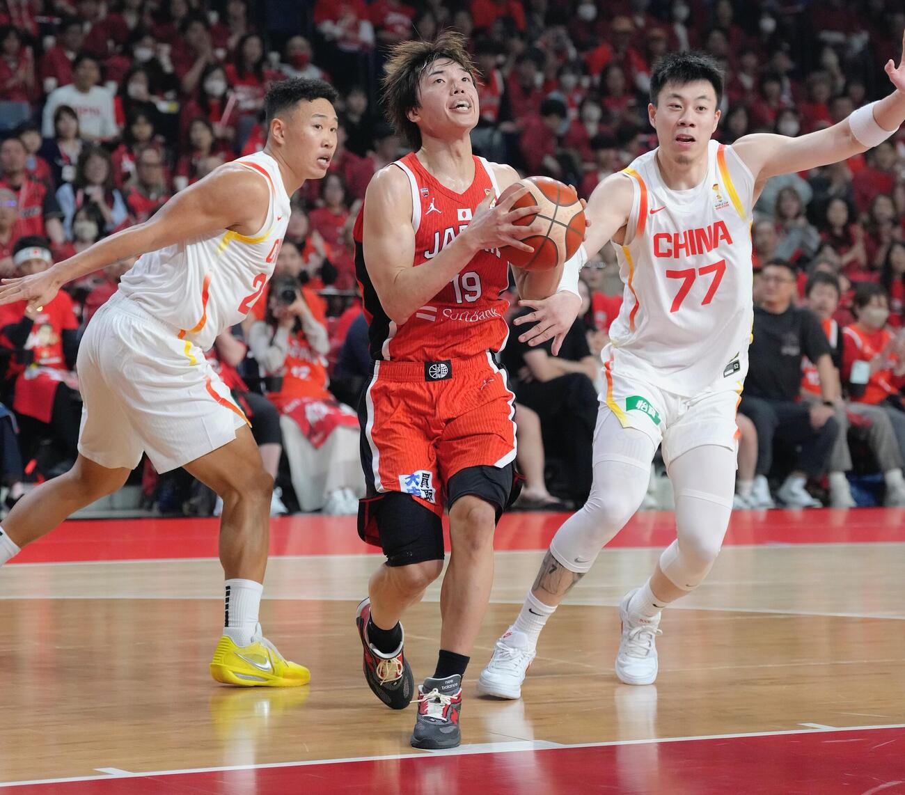 日本対中国　第1Q、攻め込む西田（中央）（撮影・足立雅史）
