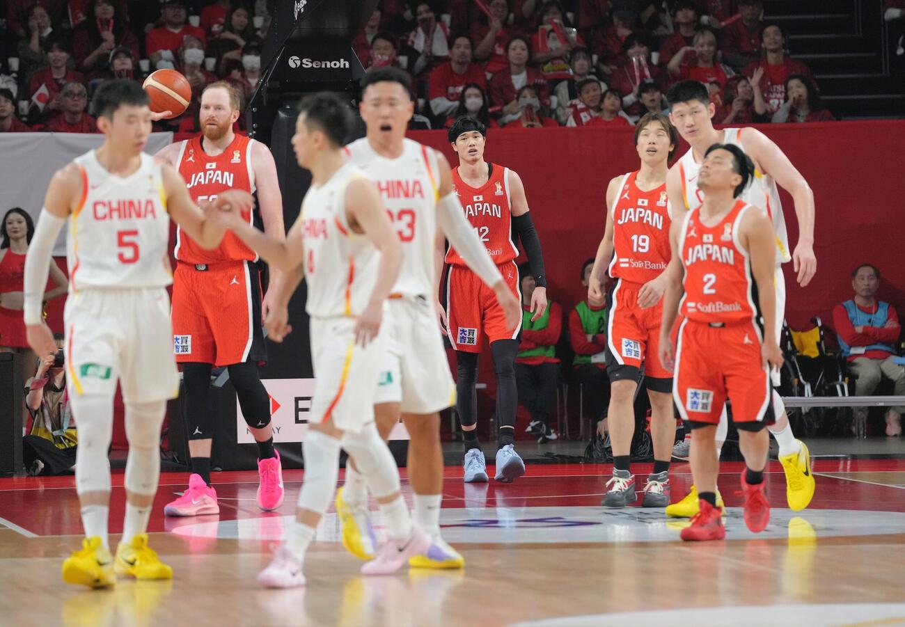 日本対中国　第4Q、得点を奪われ厳しい表情を見せる渡辺雄（中央）ら（撮影・足立雅史）