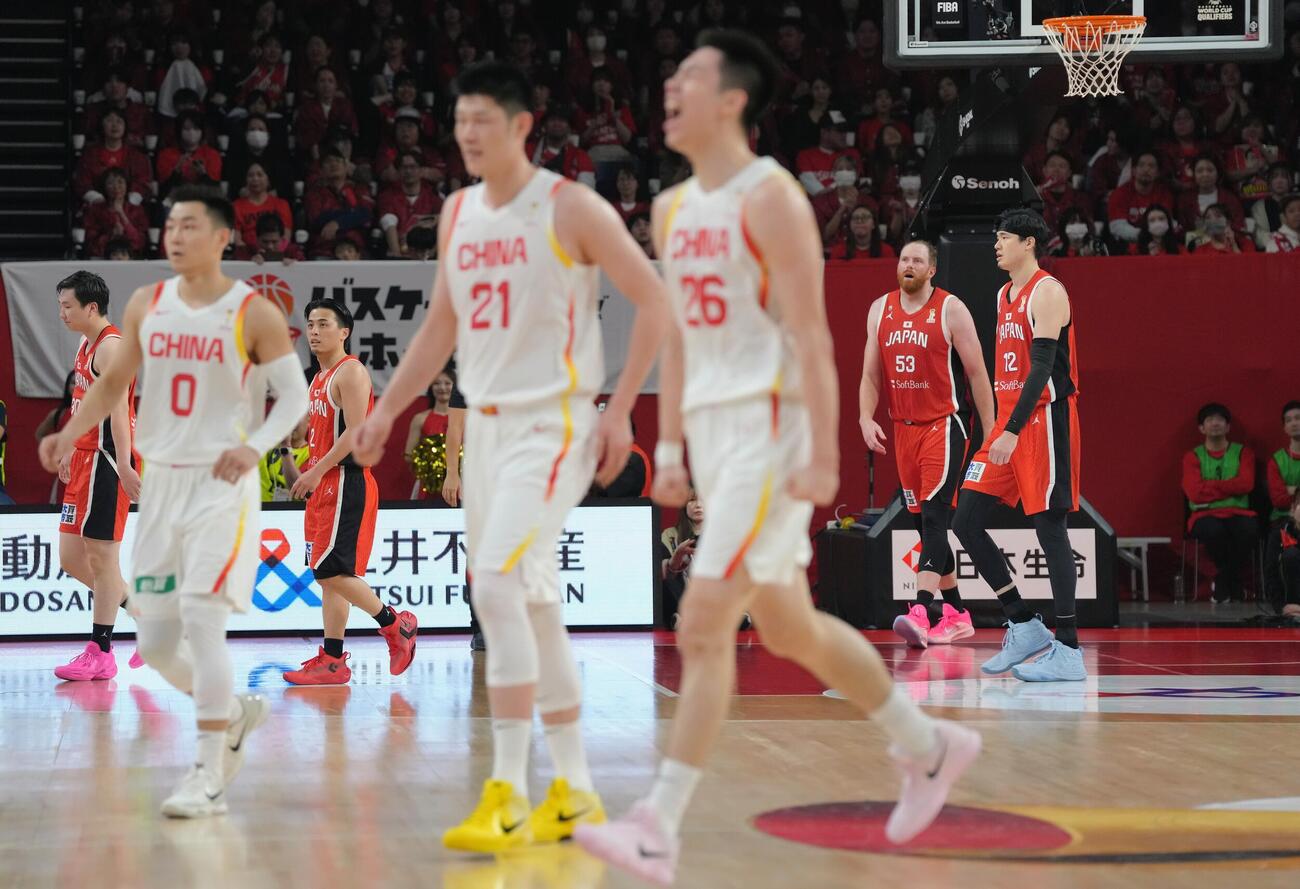日本対中国　第4Q、得点を奪われ厳しい表情を見せる渡辺雄（右端）ら（撮影・足立雅史）
