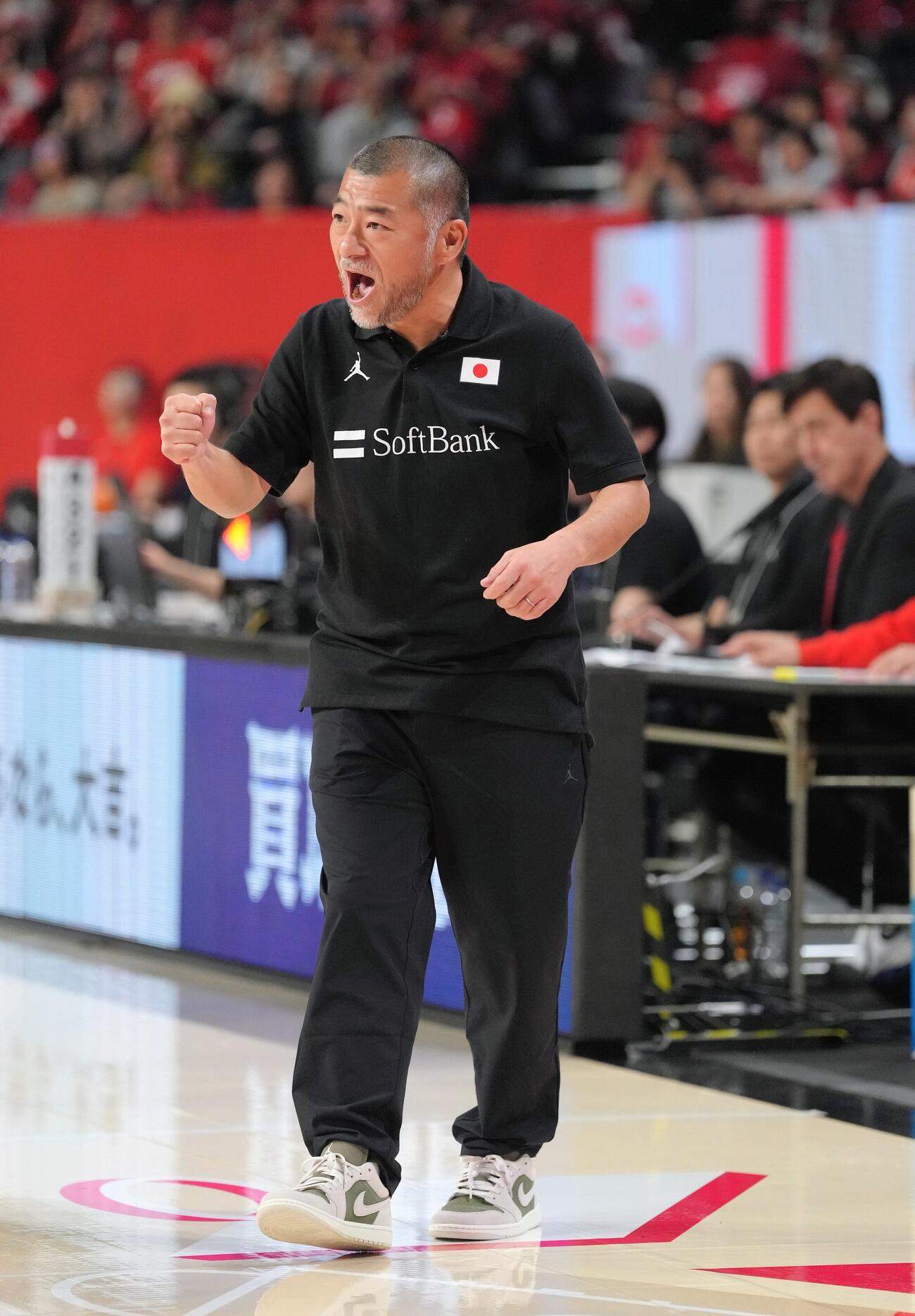 日本対中国　第2Q、得点にガッツポーズする桶谷監督（撮影・足立雅史）