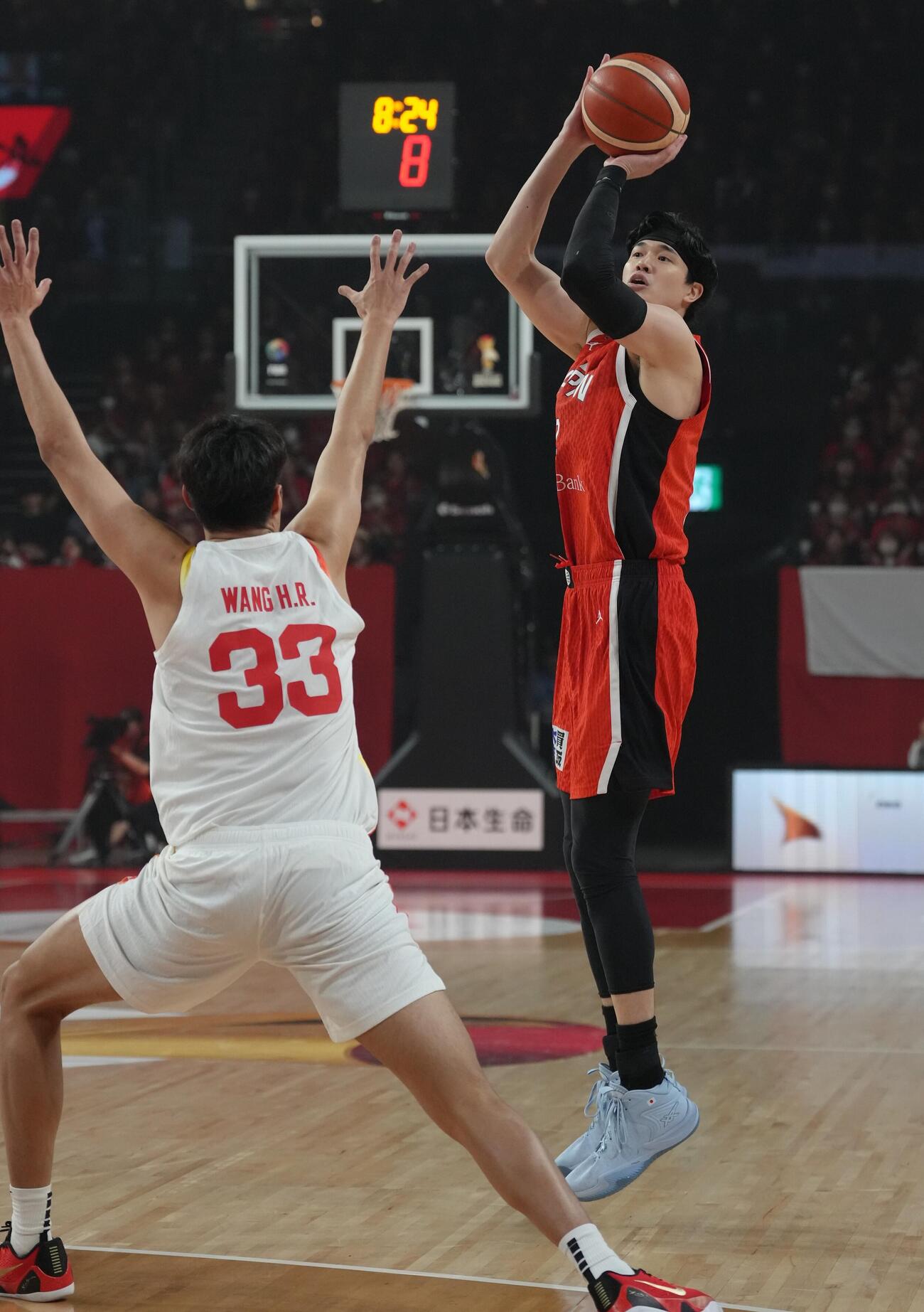 日本対中国　第1Q、3点シュートを決める渡辺雄（撮影・足立雅史）