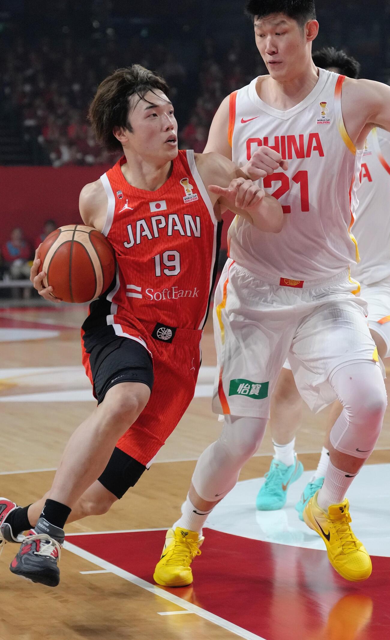 日本対中国　第3Q、攻め込む西田（中央）（撮影・足立雅史）
