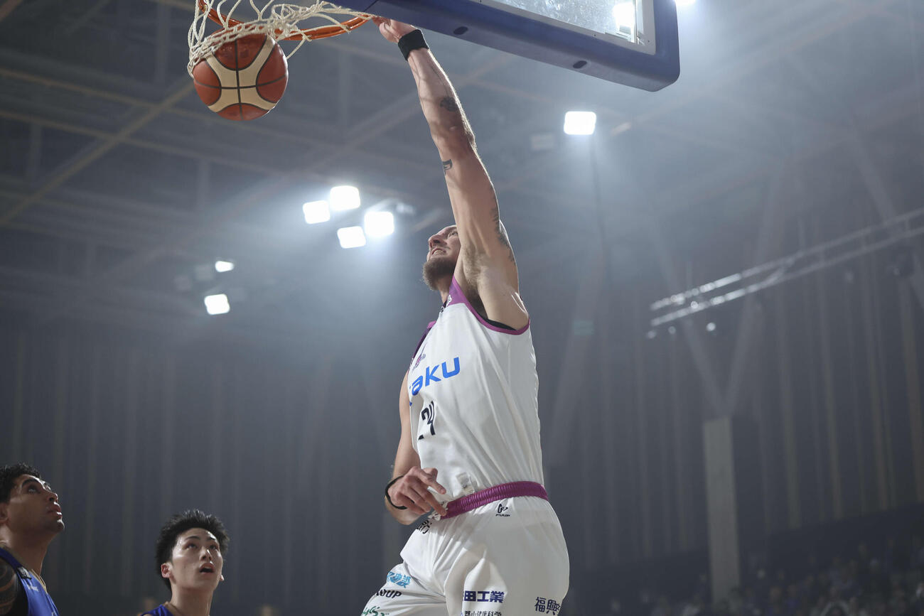第1クオーター、ダンクシュートを決める福島ナンジ（（C）B.LEAGUE）