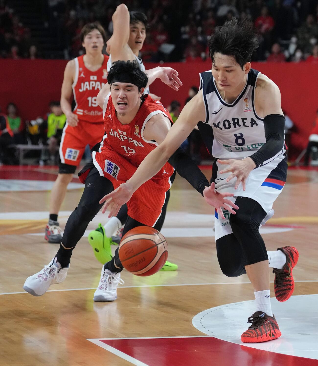 日本対韓国　第4Q、競り合う渡辺雄（左）（撮影・足立雅史）