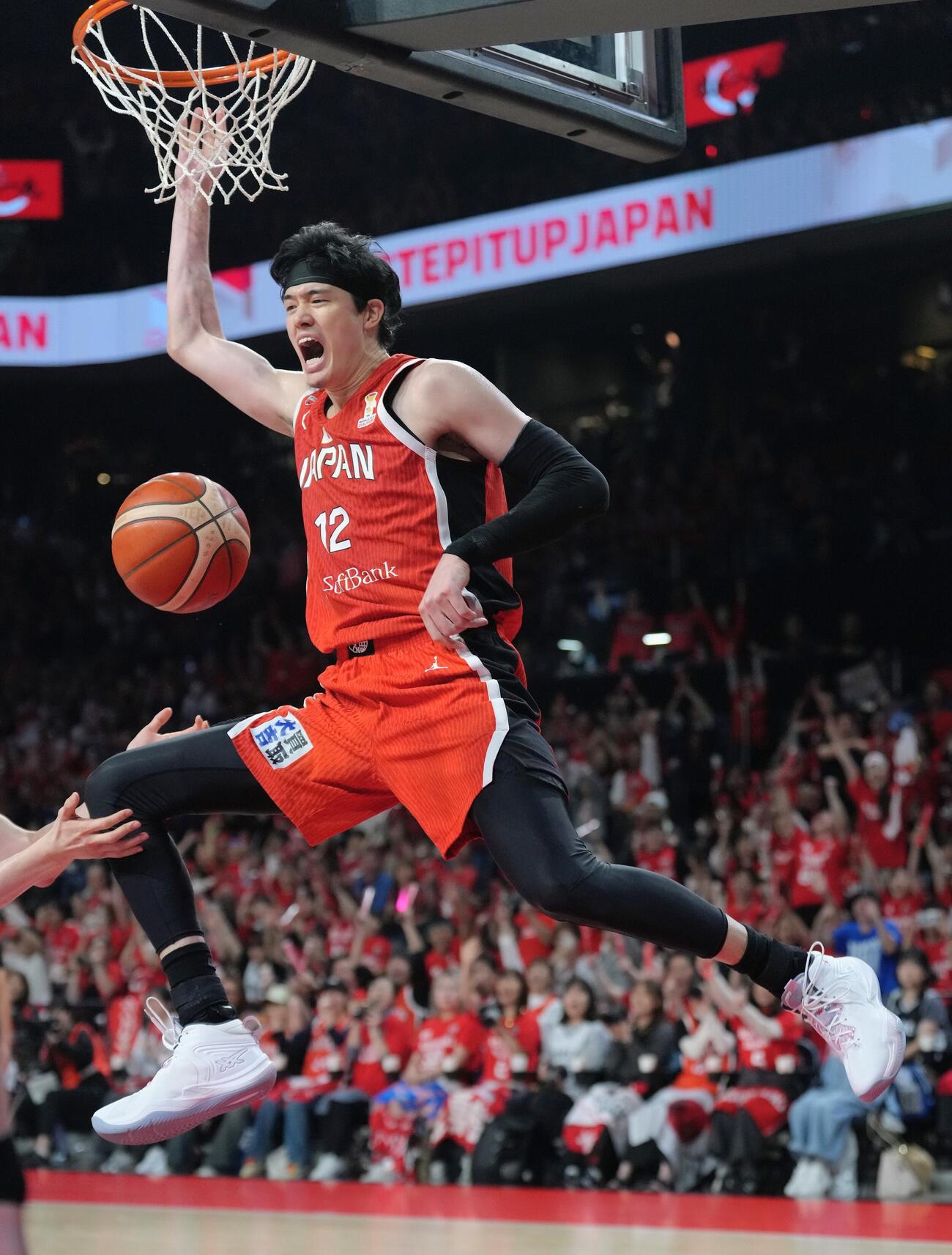 日本対韓国　第4Q、ダンクシュートを決める渡辺雄（撮影・足立雅史）
