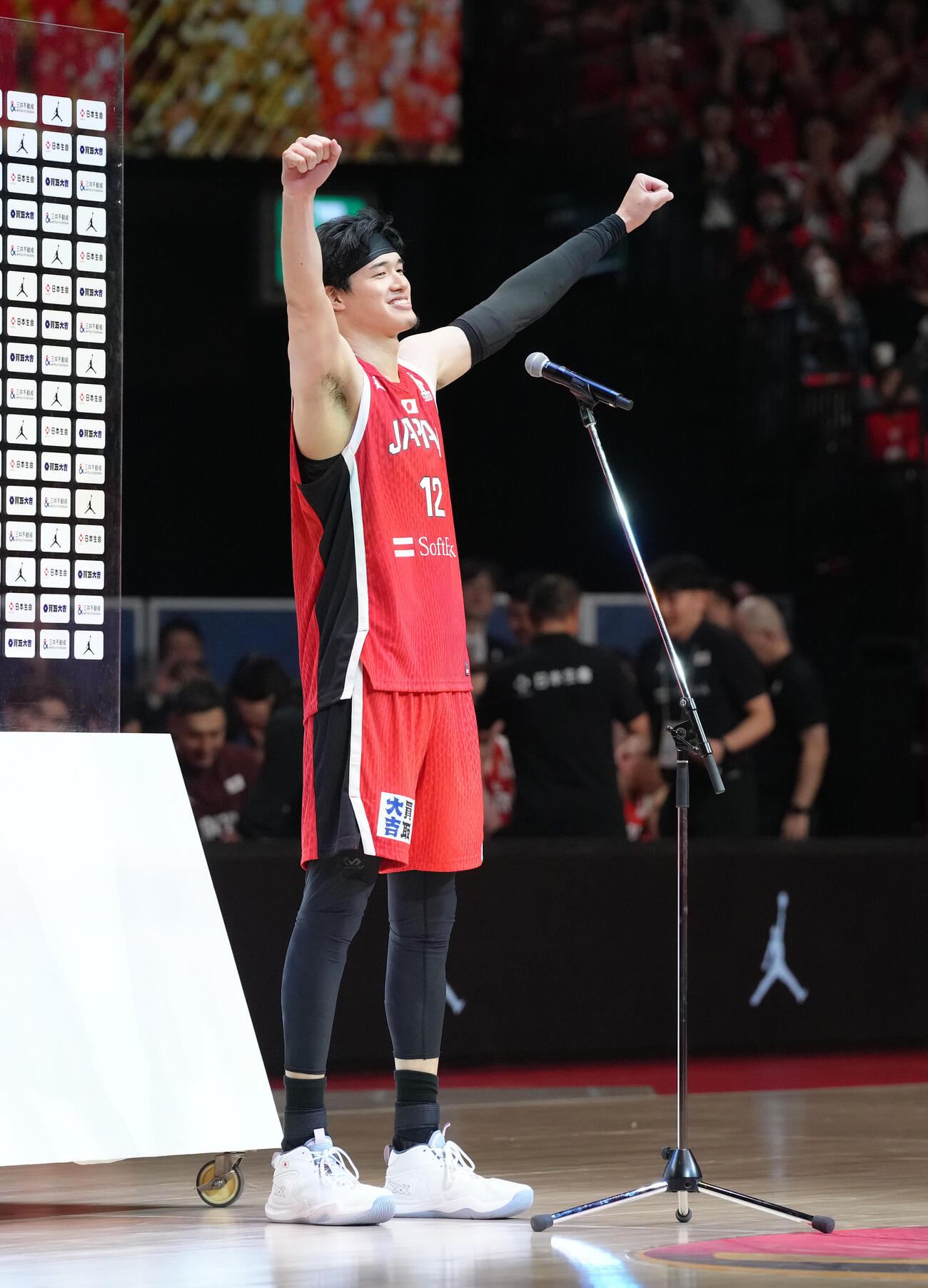 日本対韓国　試合後のインタビューでガッツポーズする渡辺雄（撮影・足立雅史）