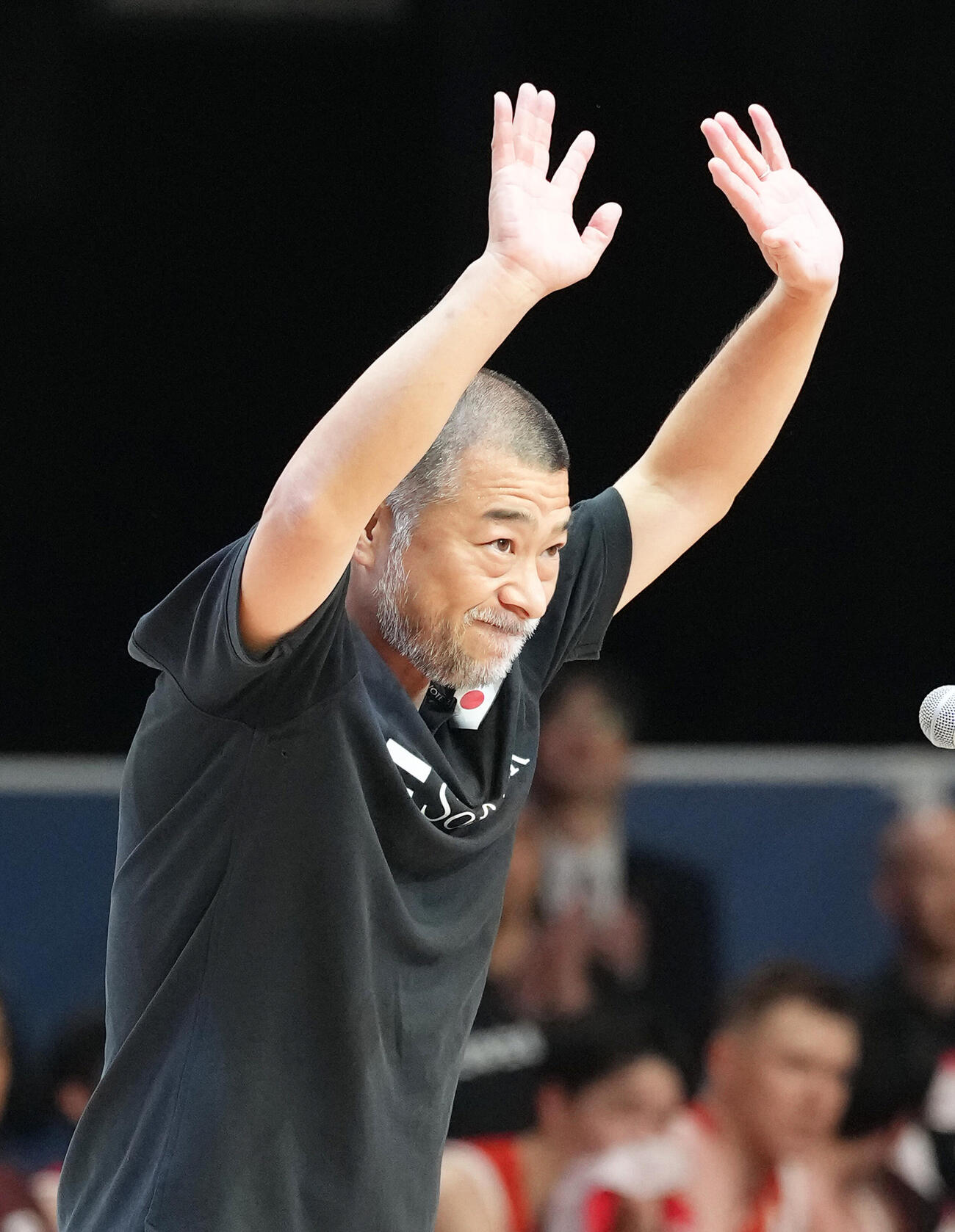 日本対韓国　韓国に勝利しスタンドの声援に応える桶谷監督（撮影・足立雅史）