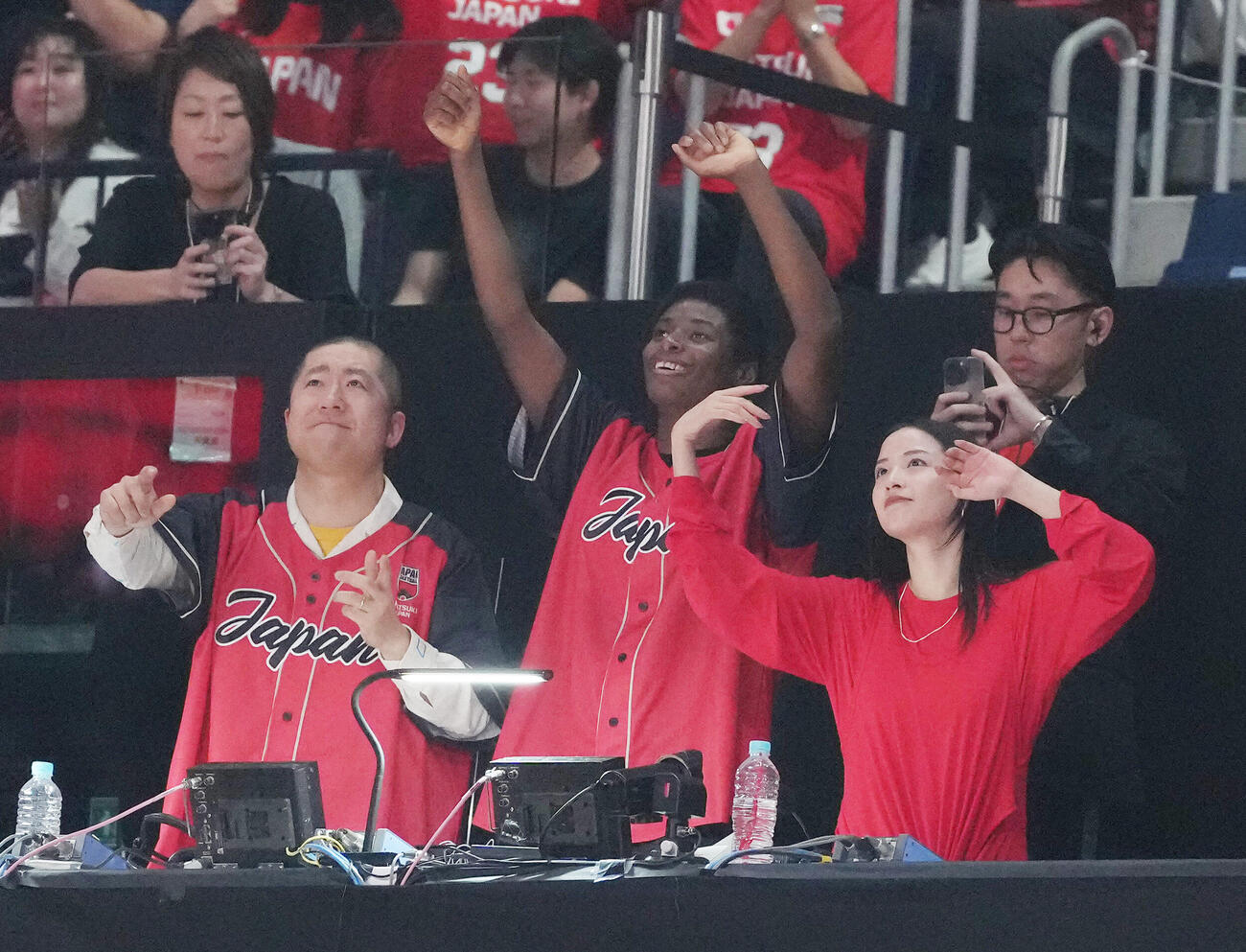 日本対韓国　試合後、場内の音楽に合わせ踊り盛り上がる、左からハライチ澤部佑、馬瓜エブリン、広瀬すず（撮影・足立雅史）