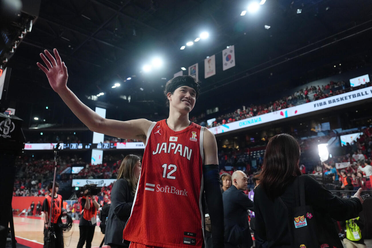 日本対韓国　韓国に勝利しスタンドの声援に応える渡辺雄（撮影・足立雅史）