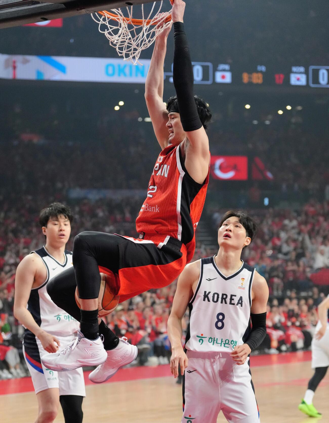 日本対韓国　第1Q、ダンクシュートを決める渡辺雄（撮影・足立雅史）