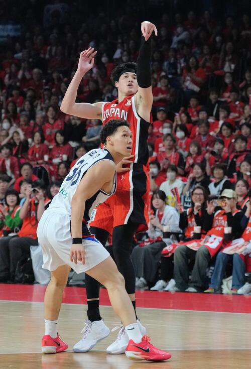 日本対韓国　第4Q、3点シュートを決める渡辺雄（撮影・足立雅史）

