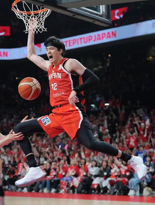 日本対韓国　第4Q、ダンクシュートを決める渡辺雄（撮影・足立雅史）