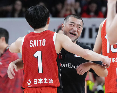 日本対韓国　韓国に勝利し抱き合い喜ぶ桶谷監督（撮影・足立雅史）
