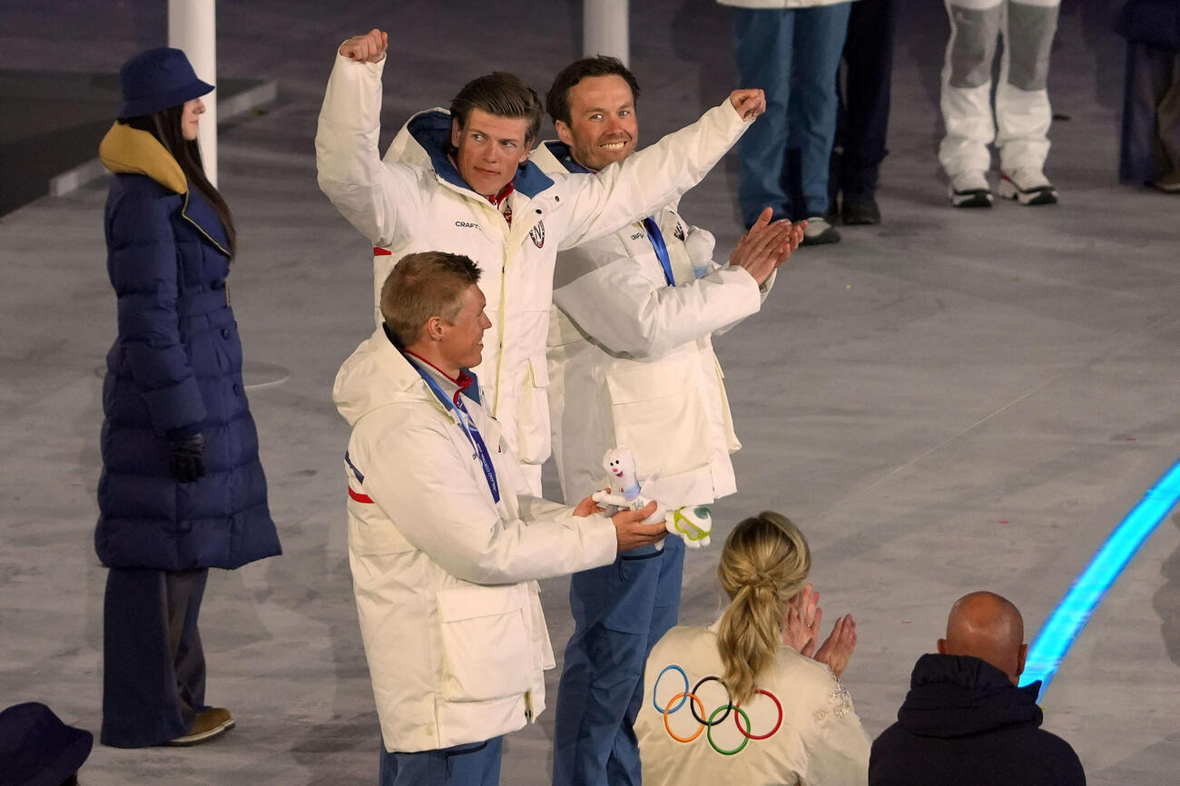 26年2月22日　ミラノ・コルティナ五輪閉会式で行われたノルディックスキー距離男子50キロクラシカルの表彰式でガッツポーズする金メダルのノルウェーのクレボ（撮影・パオロ　ヌッチ）