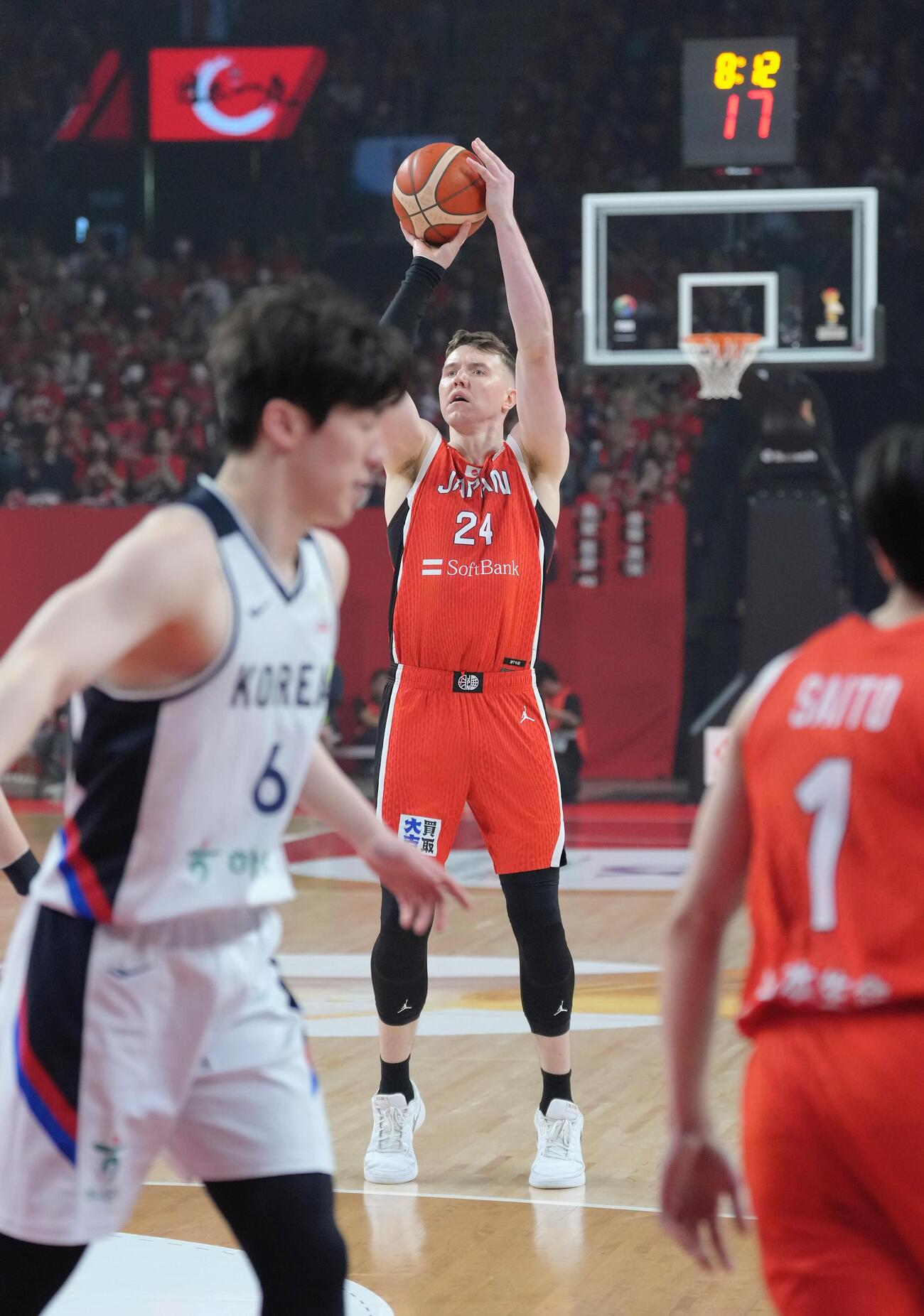 W杯アジア予選　日本対韓国　第1Q、3点シュートを決めるホーキンソン（撮影・足立雅史）