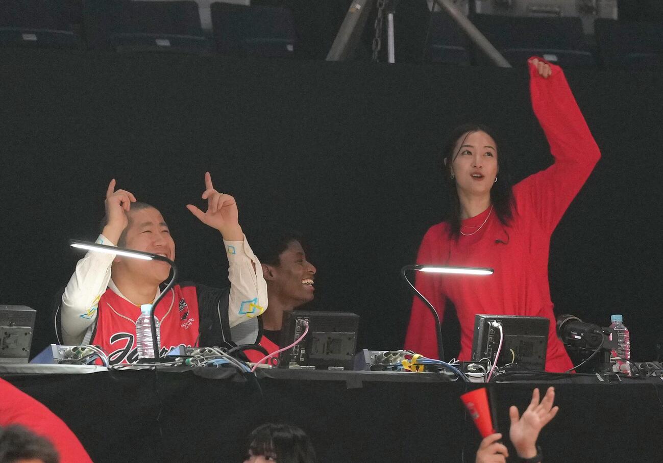 日本対韓国　試合前、盛り上がる、左からハライチ澤部佑、馬瓜エブリン、広瀬すず（撮影・足立雅史）