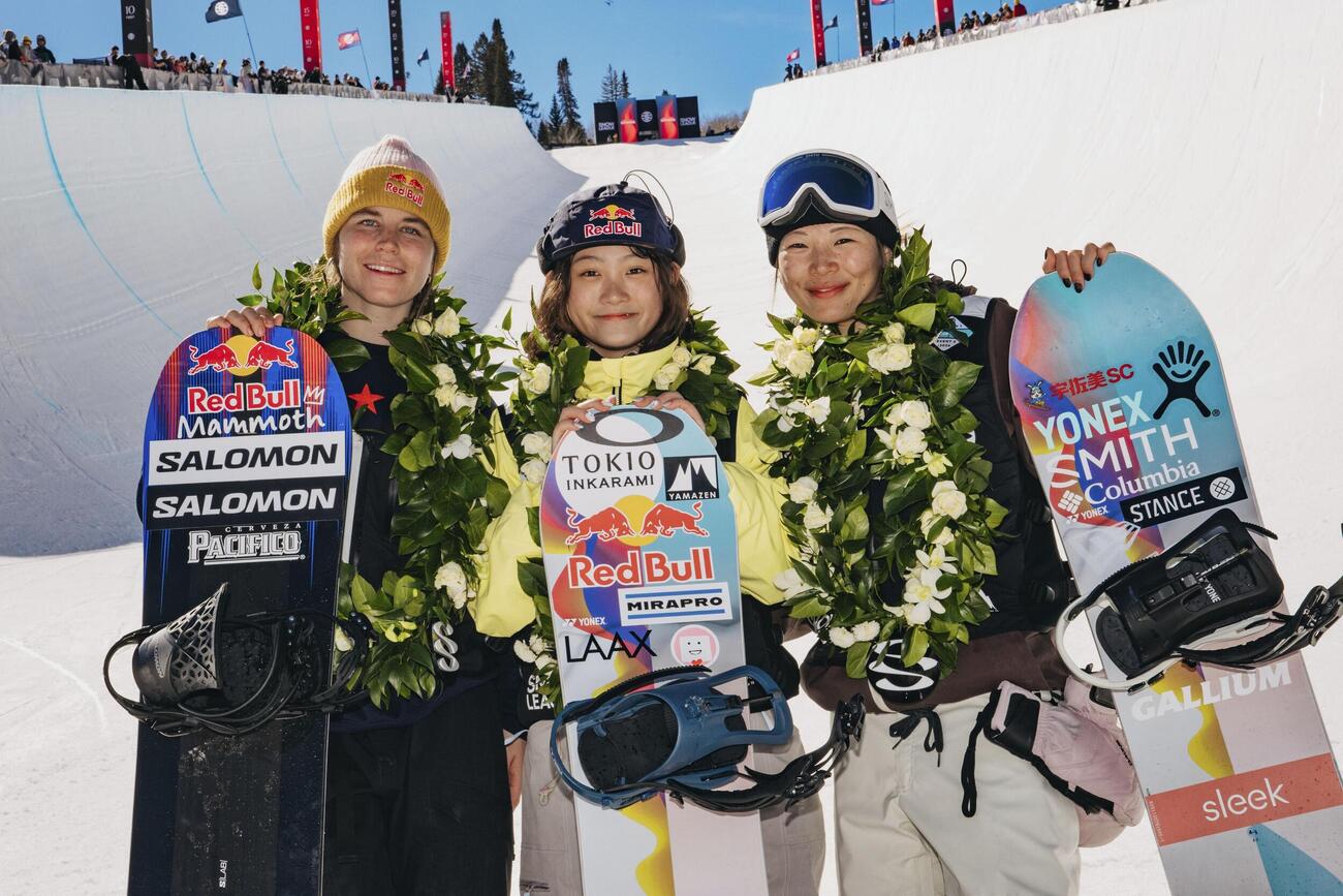 優勝した女子の清水さら（中央）と3位の冨田せな（右）＝アスペン（主催者提供、共同）