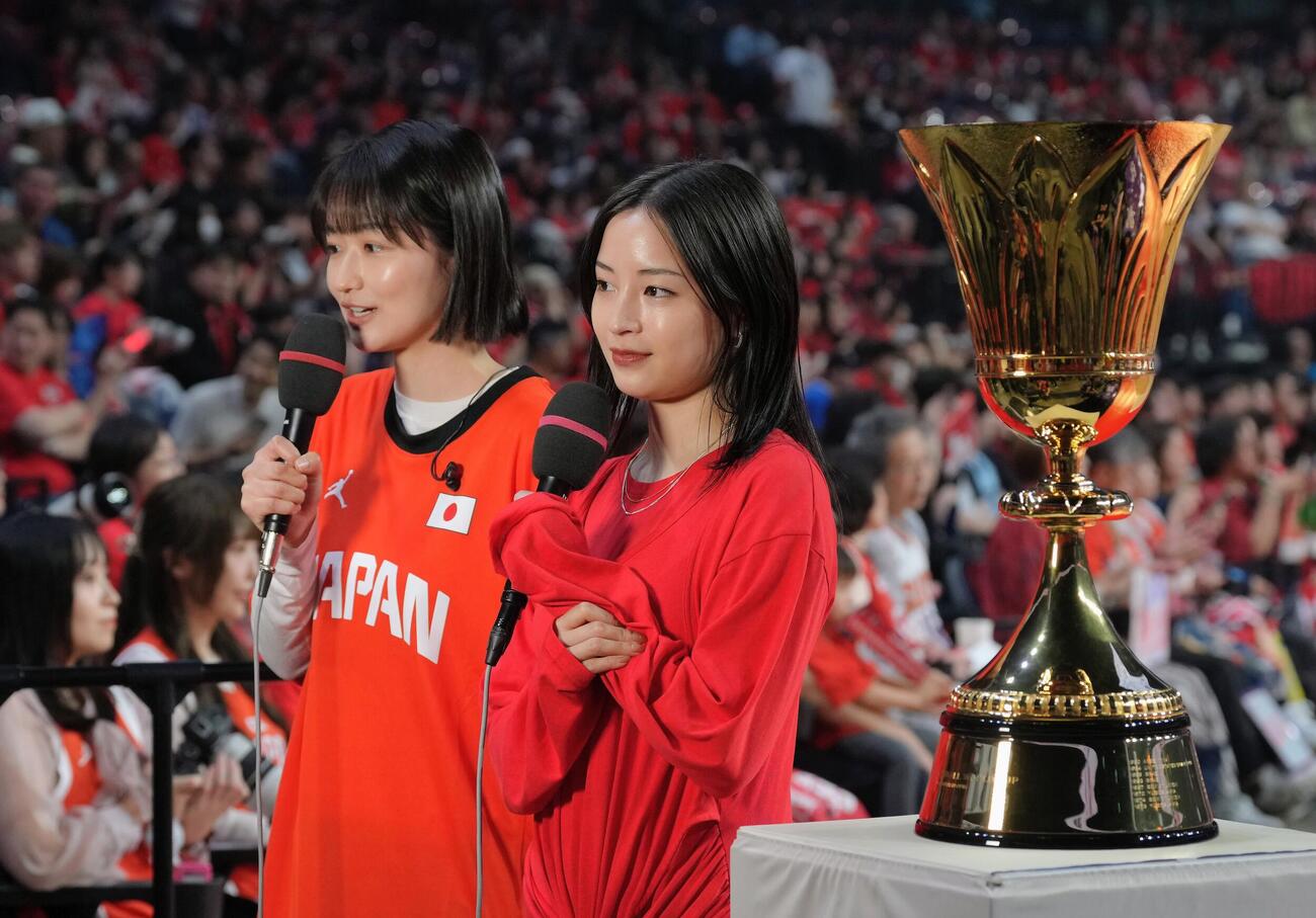 日本対韓国　コートサイドでリポートを行う広瀬すず（右）（撮影・足立雅史）