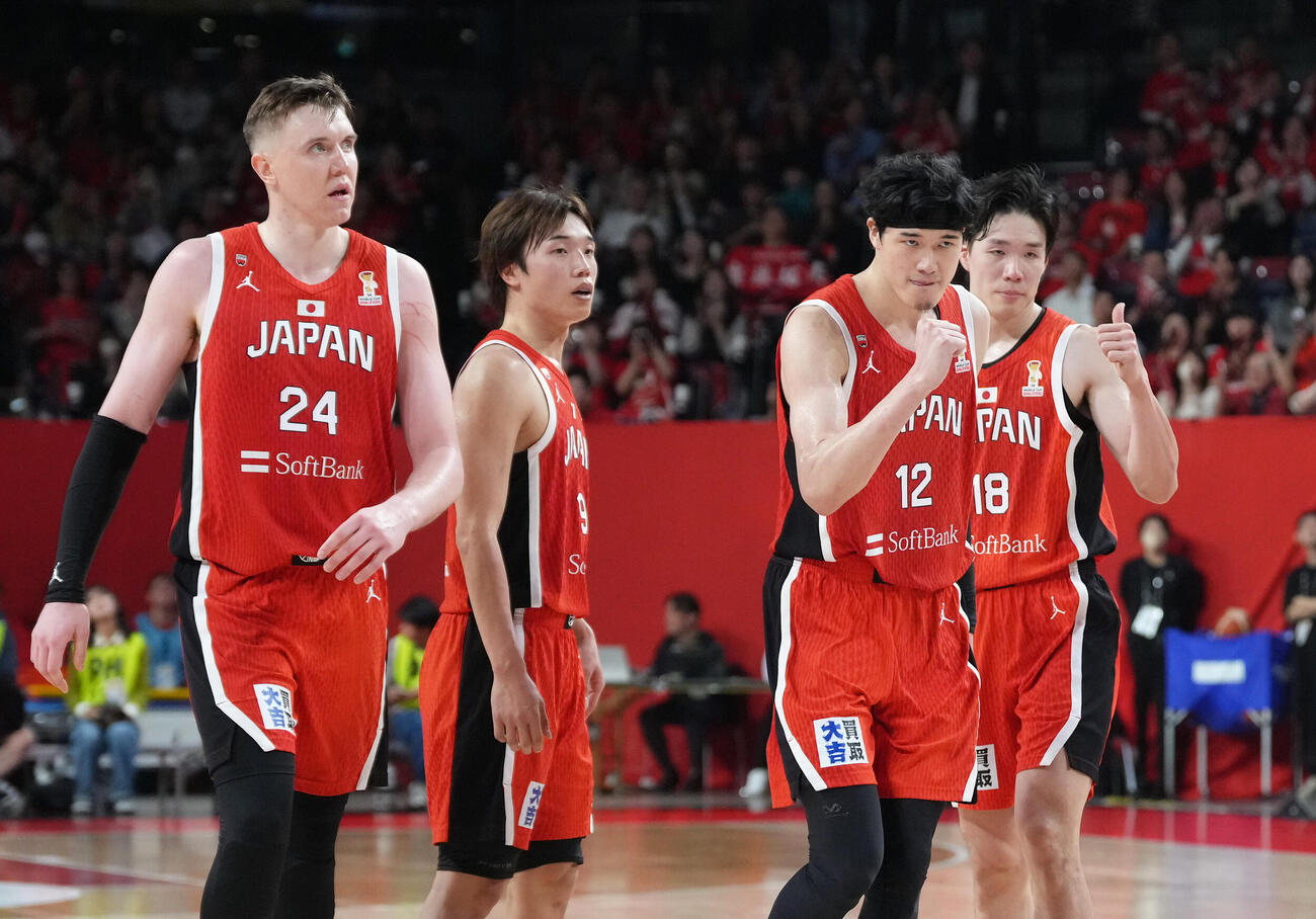 日本対韓国　第4Q、得点にガッツポーズする渡辺雄（中央右）（撮影・足立雅史）