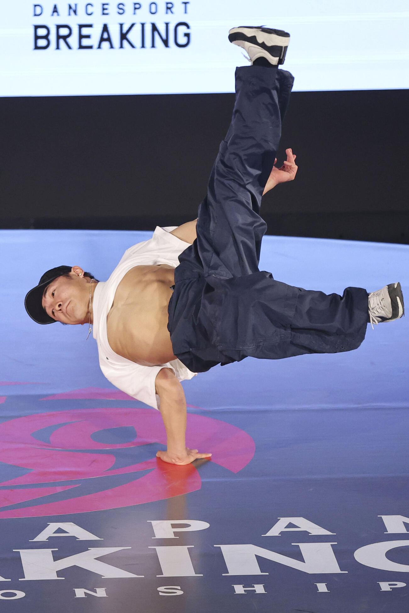 男子決勝　技を繰り出す半井重幸＝代々木第二体育館（共同）