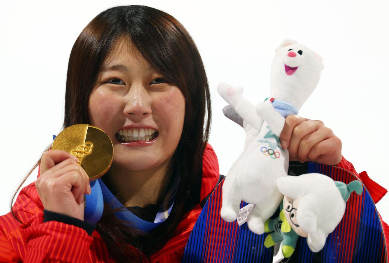 女子ビッグエア　金メダルを手に笑顔の村瀬心椛（2月9日撮影）