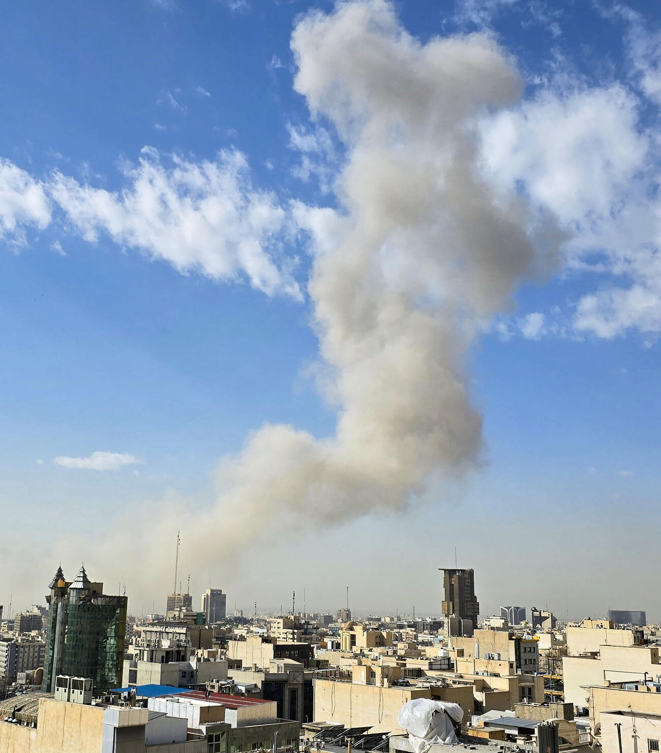 イランの首都テヘランで爆発後に立ち上る煙＝28日（ゲッティ＝共同）