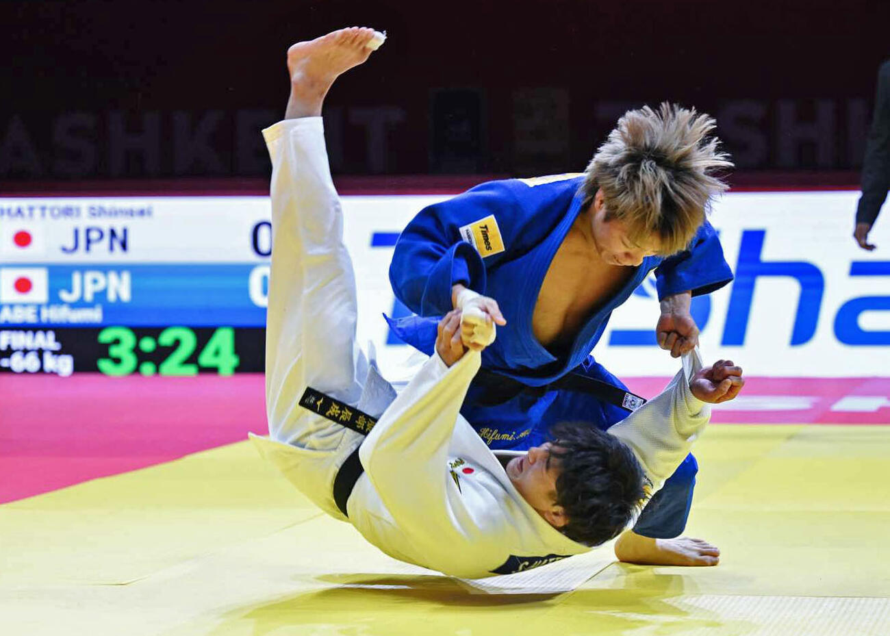 2026年2月27日、柔道GSタシケント大会の男子66キロ級決勝で服部辰成（下）を投げる阿部一二三（国際柔道連盟提供・共同）