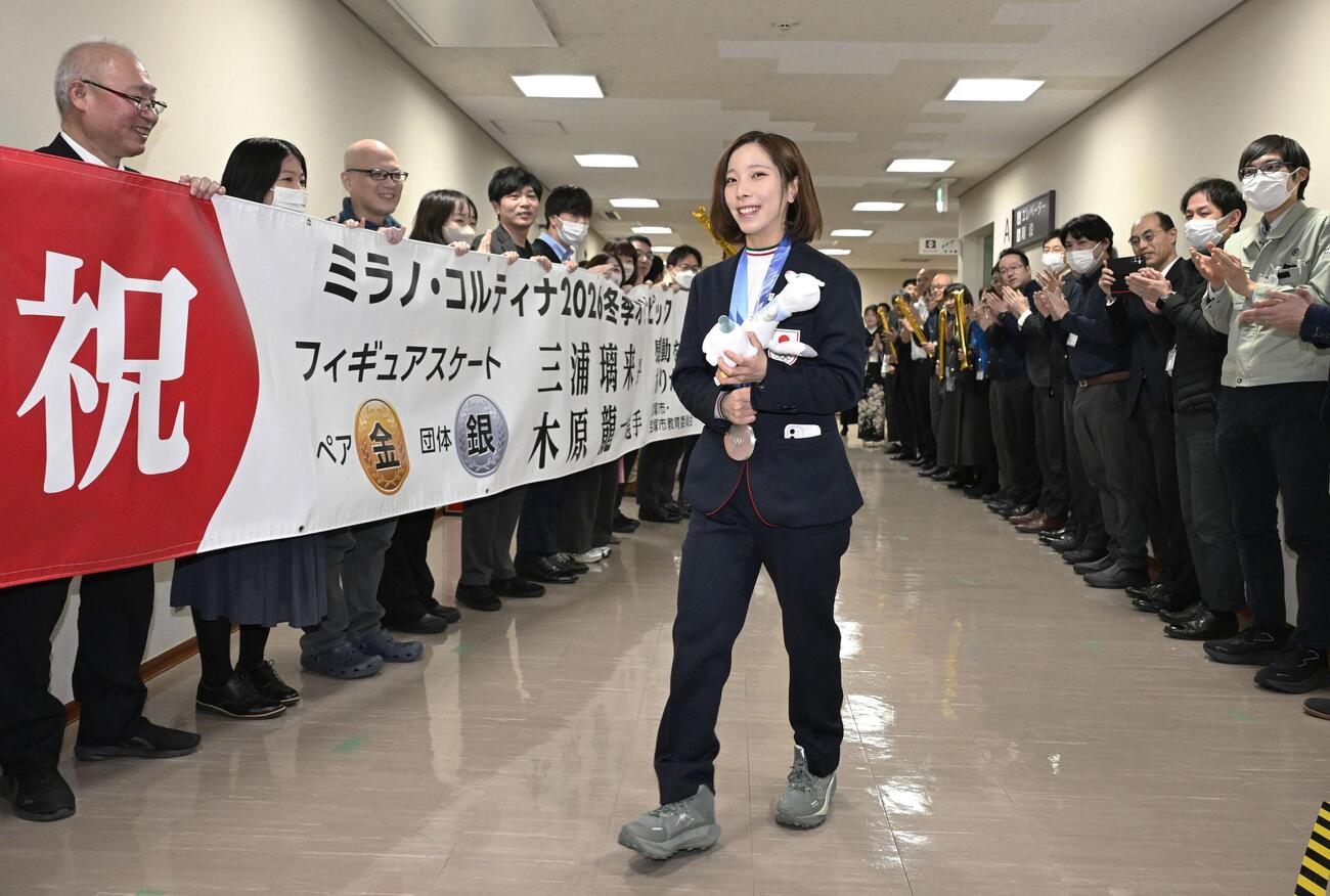 兵庫県宝塚市役所を訪れた「りくりゅう」ペアの三浦璃来選手（共同）