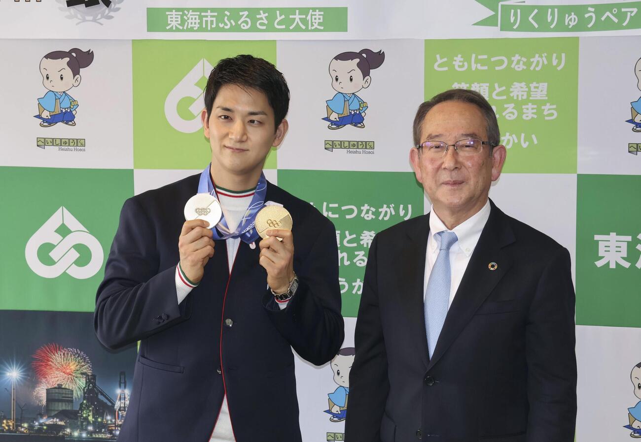 愛知県東海市役所を訪れ、花田勝重市長（右）と写真に納まる「りくりゅう」ペアの木原龍一選手（共同）