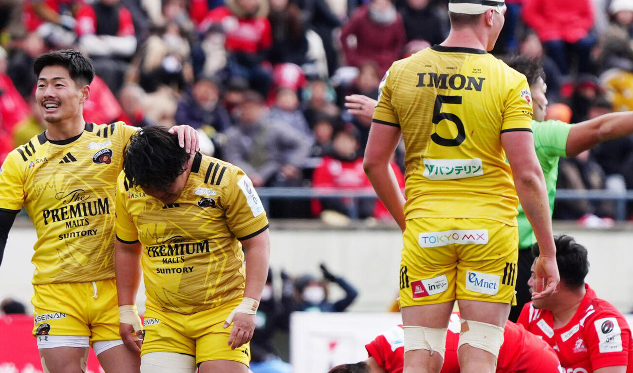 勝利を喜ぶ東京SGの選手たち。ユニホームの背中に「ＩＭＯＮ」のロゴ（25年2月8日撮影）