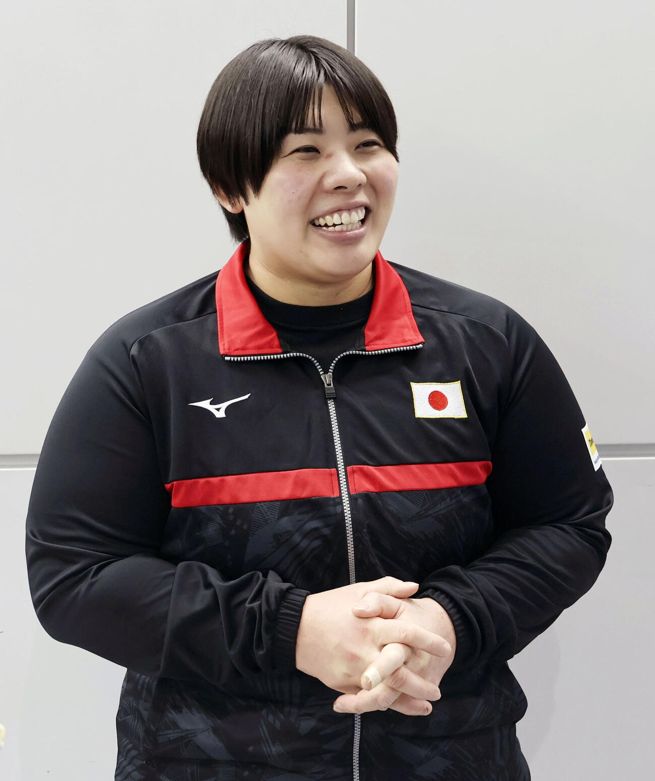 柔道のグランドスラム・タシケント大会から帰国し、笑顔で取材に応じる素根輝＝3日、成田空港（共同）