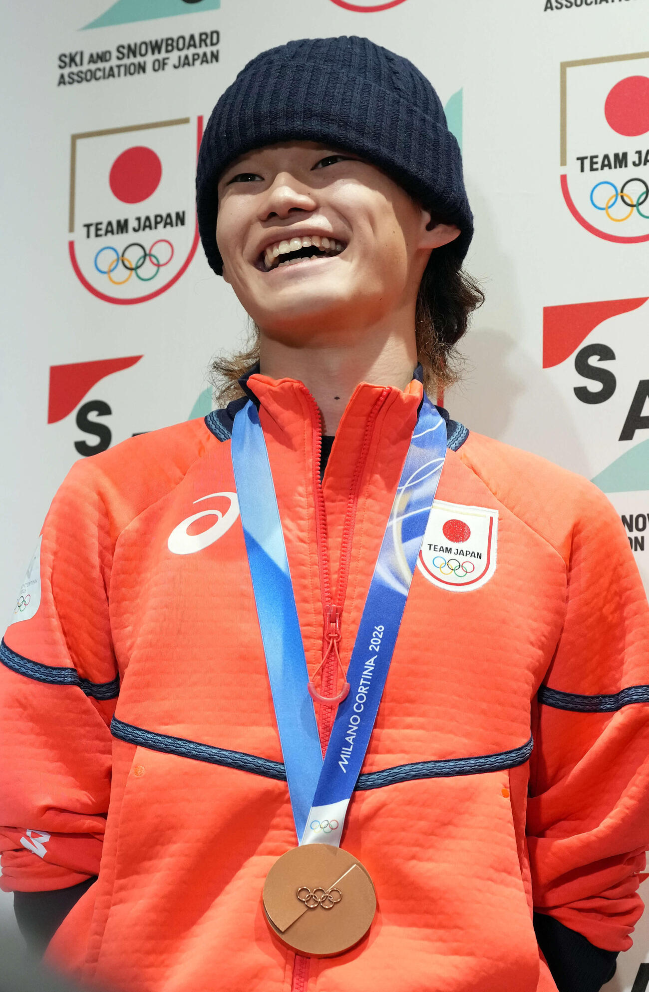 帰国しメダルを手に会見で笑顔を見せるスノーボードの山田琉聖（撮影・たえ見朱実）