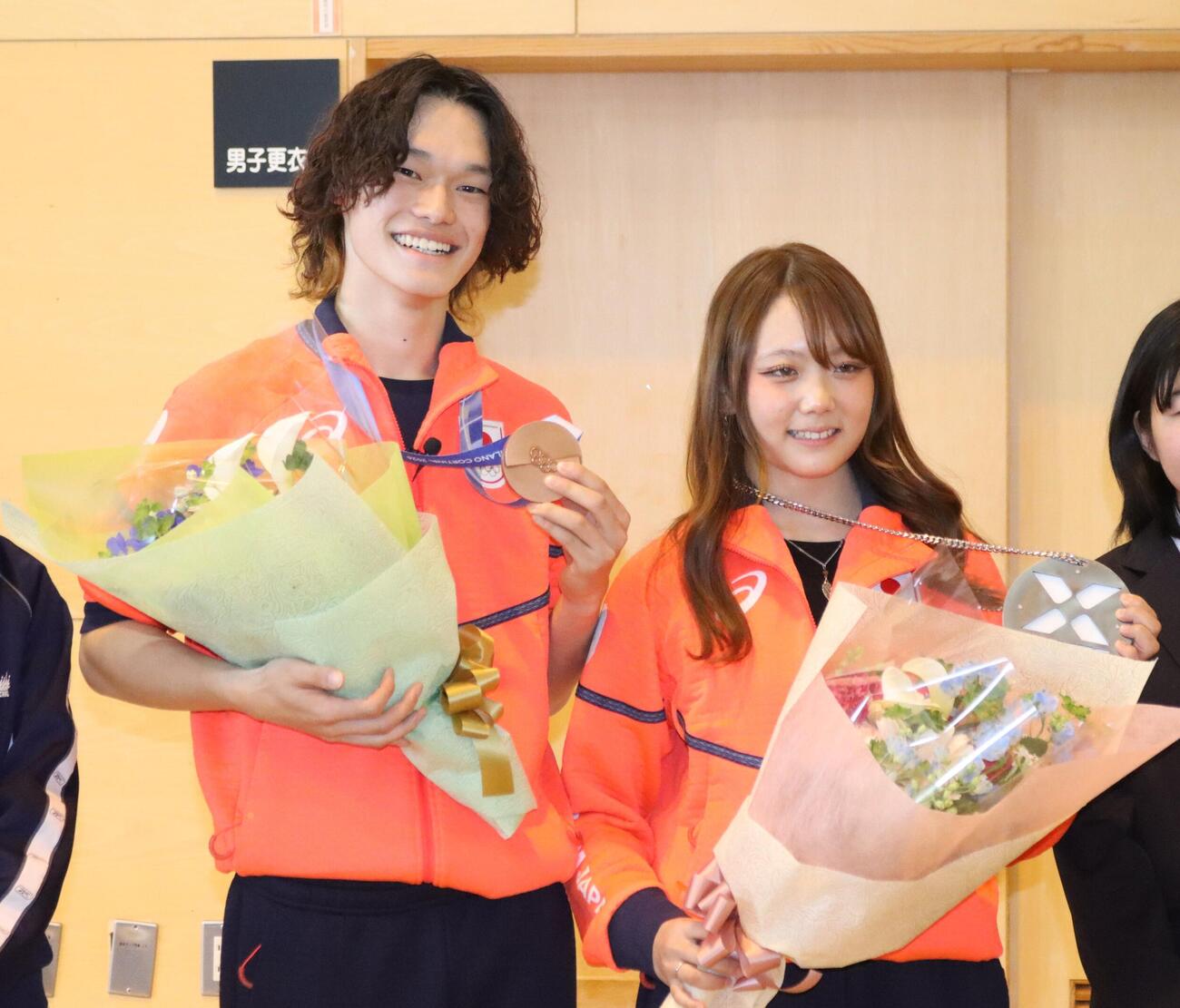 山田（左）は自身の母校札幌新川中訪問後、工藤（右）の母校札幌北白石中にも訪問した（撮影・保坂果那）