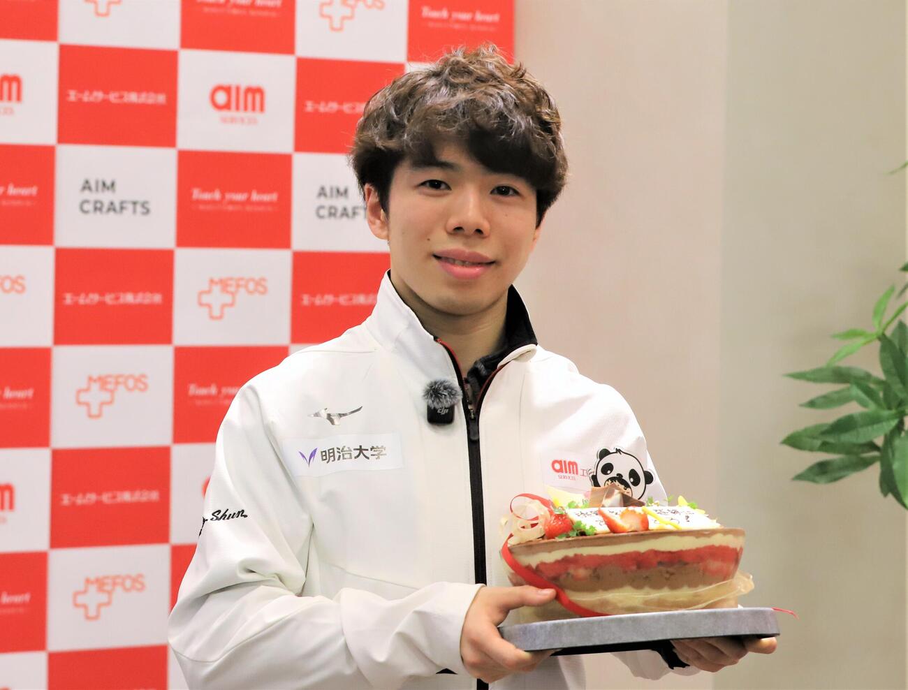 所属先のエームサービスを訪問し、お祝いのケーキを贈られた佐藤（撮影・藤塚大輔）