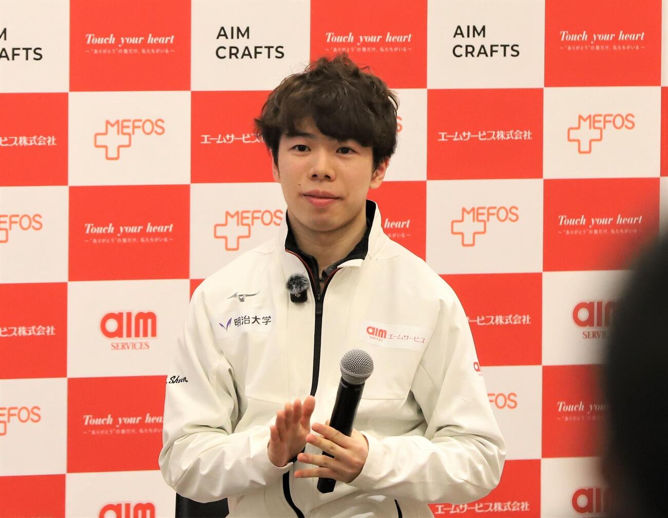 所属先のエームサービスを訪問した佐藤（撮影・藤塚大輔）