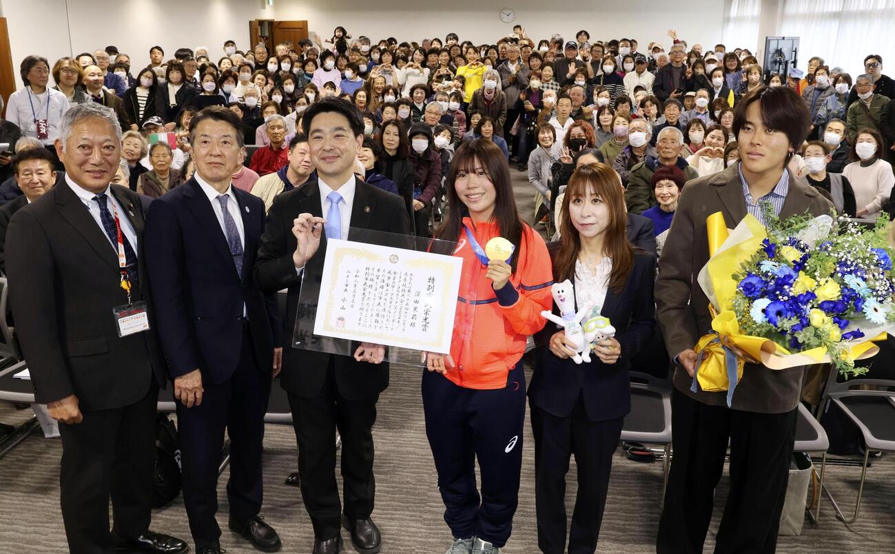 祝福に駆けつけた市民らと写真に納まる、スノーボード五輪金メダリストの深田（中央右）（共同）