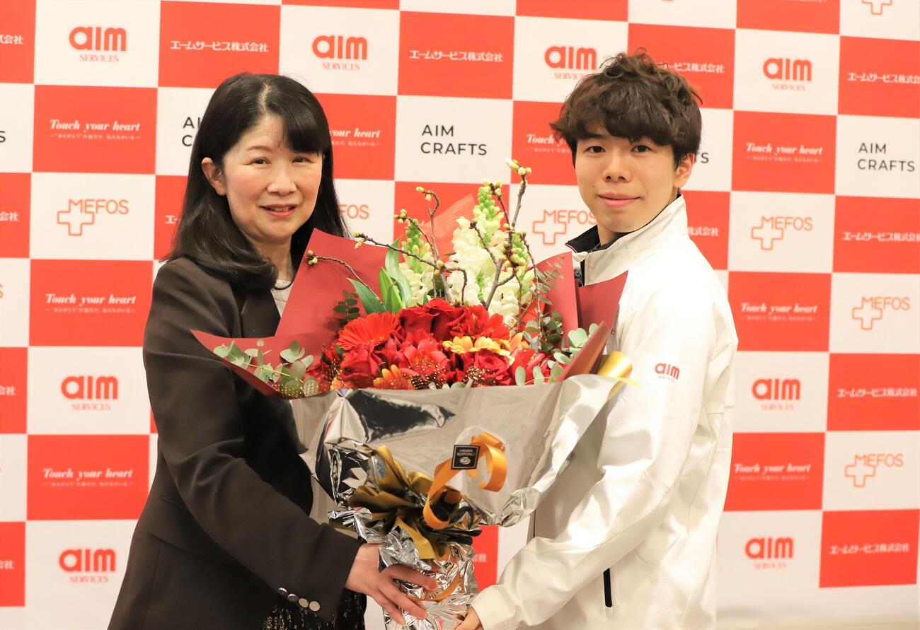 所属先のエームサービスを訪問し、公認スポーツ栄養士・管理栄養士の西山英子さん（左）から祝福された佐藤（撮影・藤塚大輔）