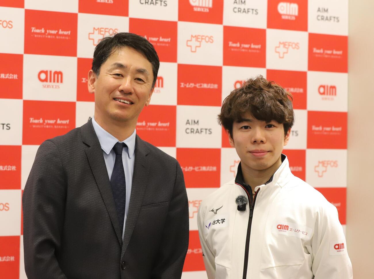所属先のエームサービスを訪問し、小谷周代表取締役社長（左）から祝福された佐藤（撮影・藤塚大輔）
