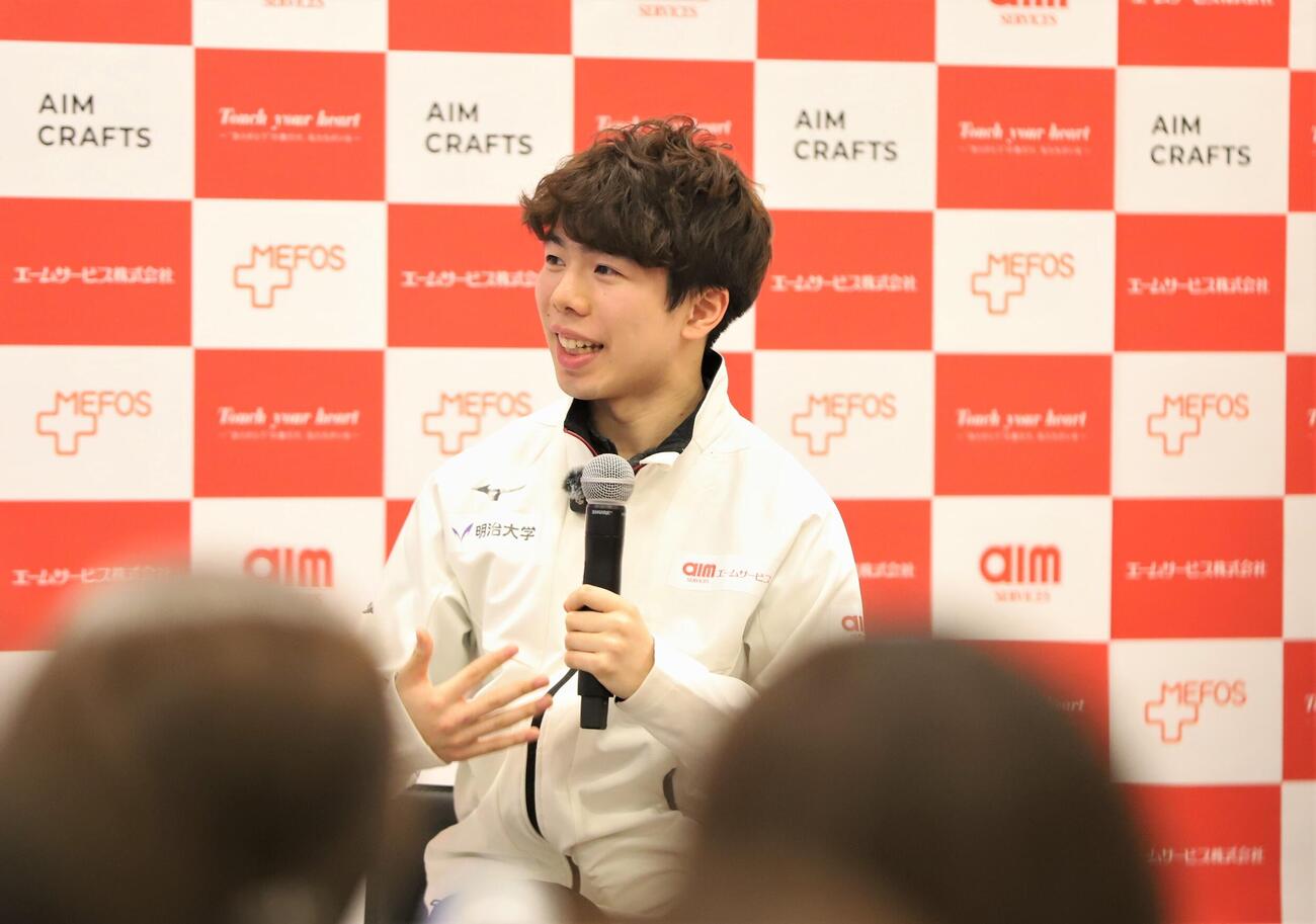 所属先のエームサービスでの「社員交流会」で笑顔を見せる佐藤（撮影・藤塚大輔）